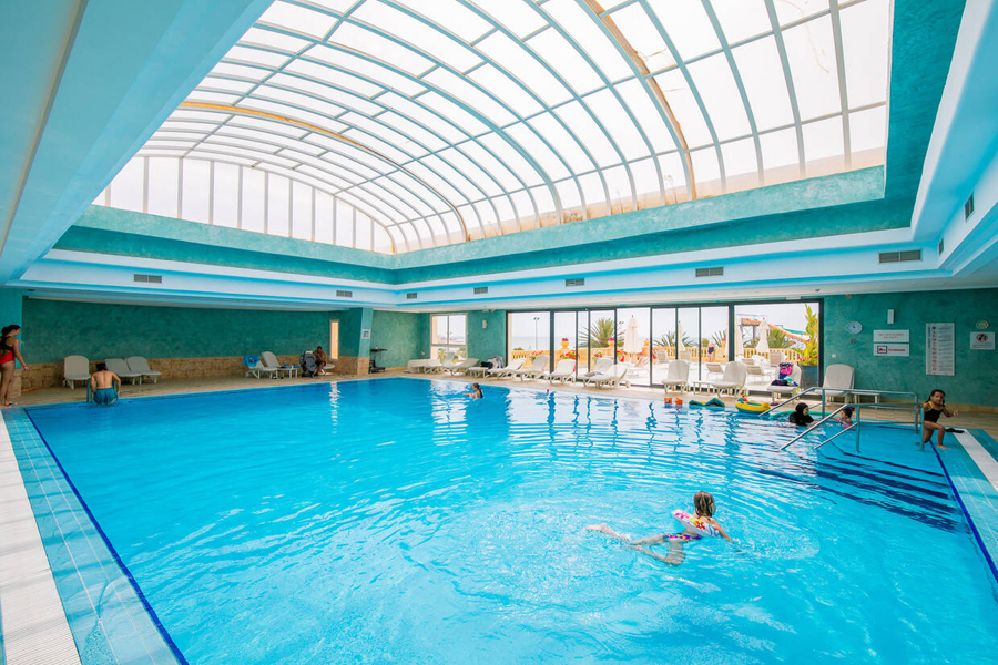 Piscine intérieure & Solarium